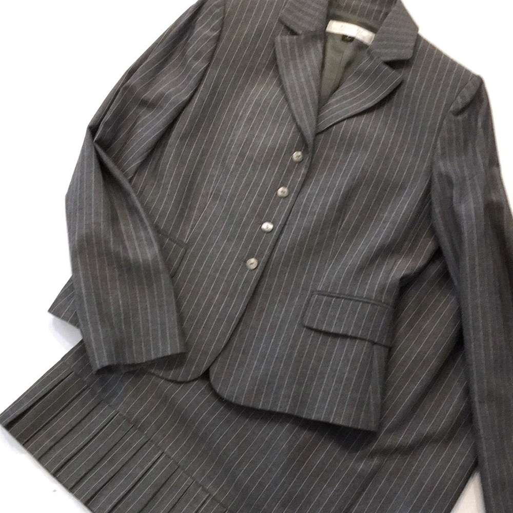 Tahari NWT Suit